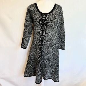 Nina Leonard Black Gray Knit Stretch Snake Print Dress Scoop Neck Size Medium